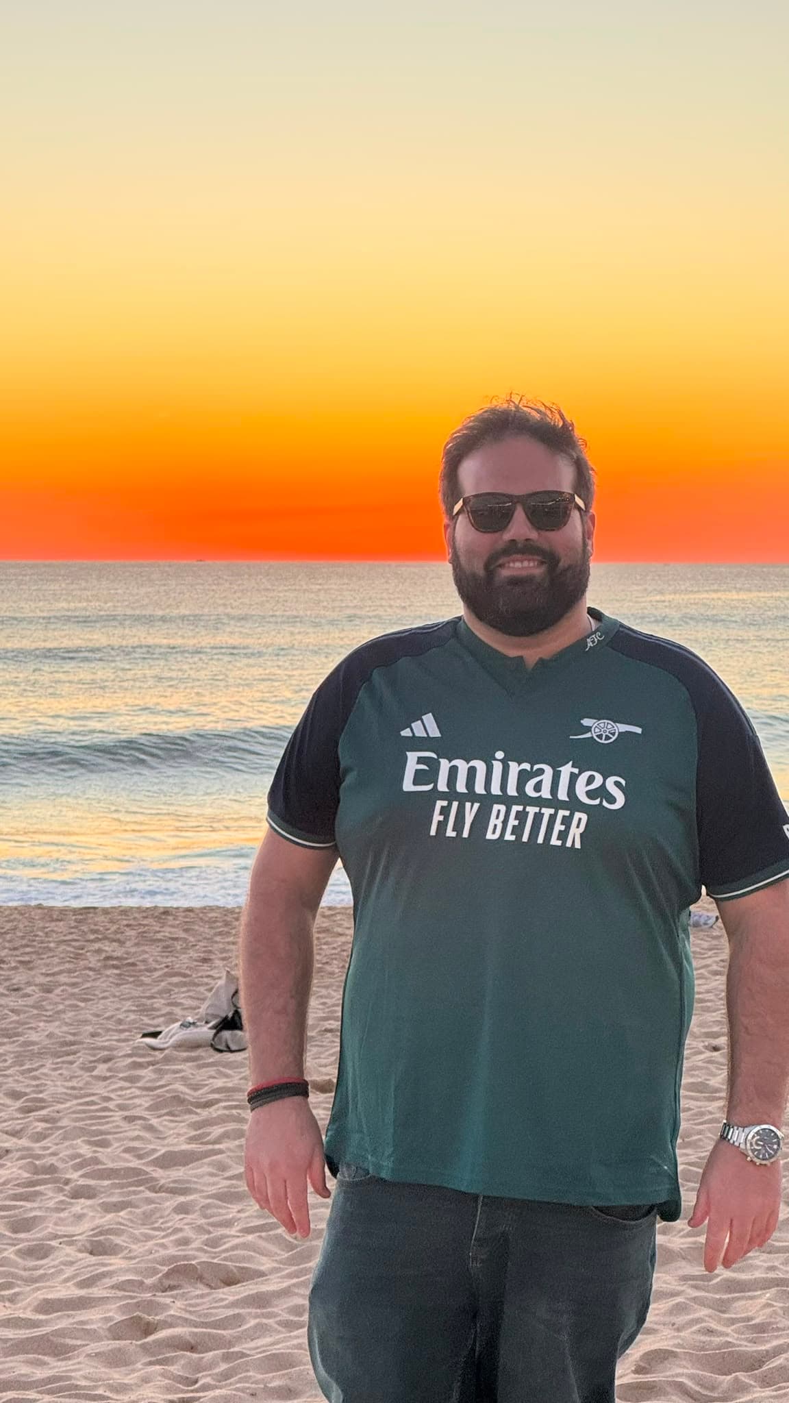 Ernesto antes, com 145 kg, com a camisola do Arsenal, na praia.