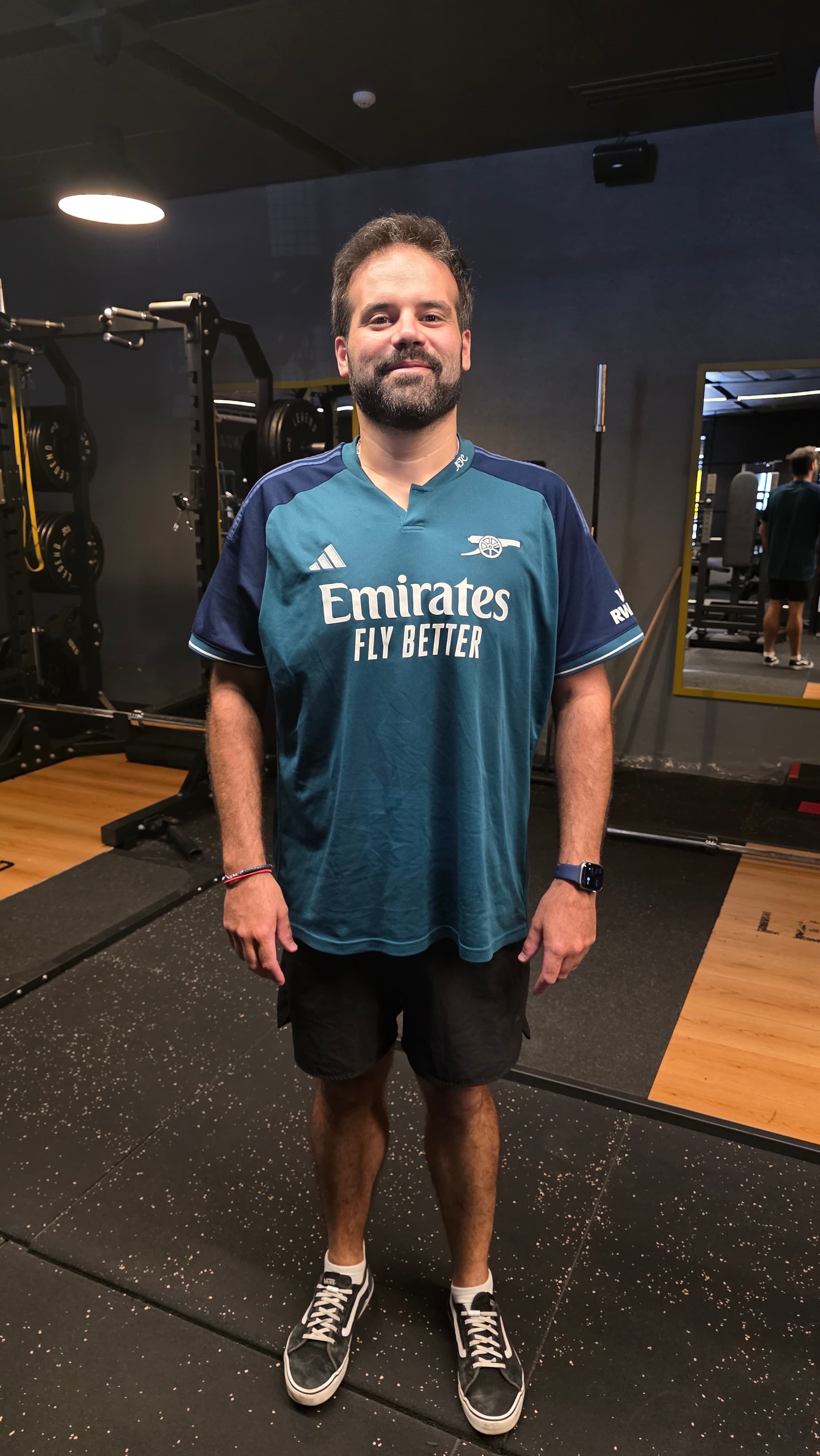 Ernesto atualmente, com 95 kg, com a camisola do Arsenal, no ginásio.